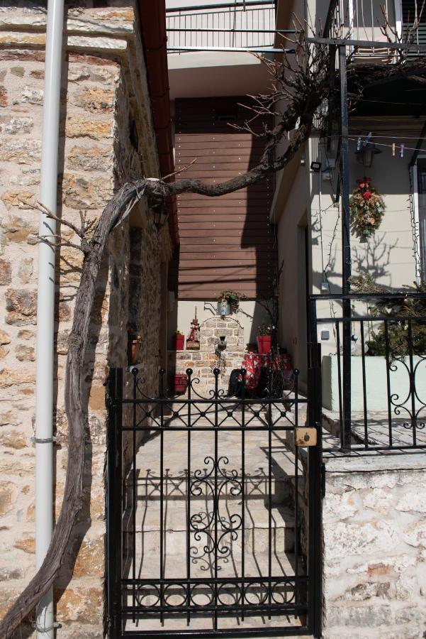 Ferienwohnung Το Πέτρινο Της Γιαγιάς Μαρίκας Karpenísion Exterior foto