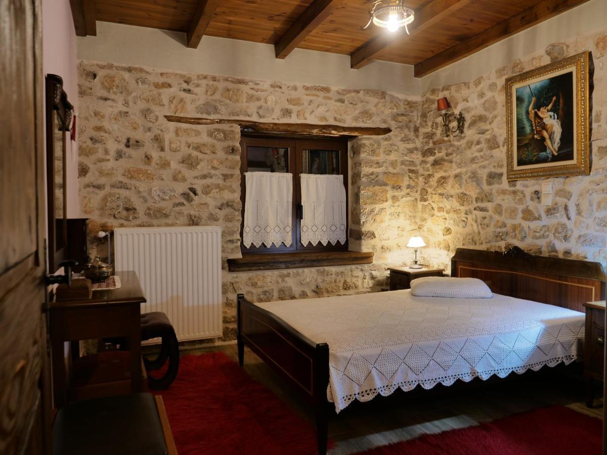 Ferienwohnung Το Πέτρινο Της Γιαγιάς Μαρίκας Karpenísion Exterior foto